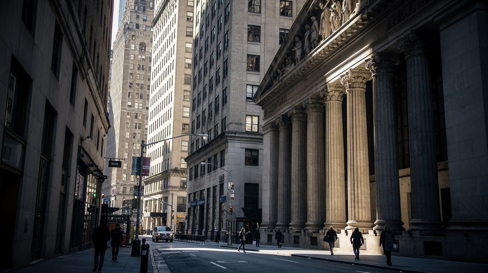 Financial District Walking Tour: Wall Street, Trinity Church and Federal Hall